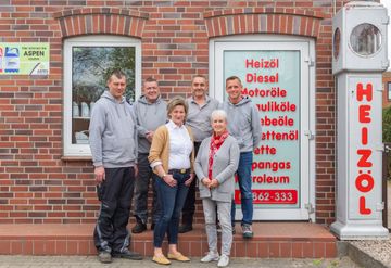 Gebäude von Pengel Ölservice in Hitzacker mit Heizöl-Säule im Vodergrund