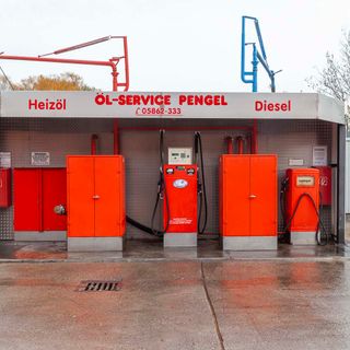 Heizöl- und Diesel-Zapfsäulen auf dem Hof von Pengel Ölservice